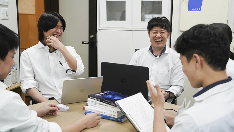 意見を交わし、高め合う時間。信頼できる仲間がここにいます。